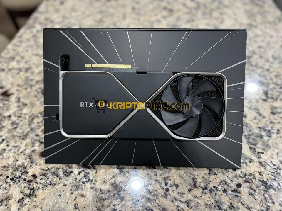 NVIDIA GeForce RTX 4090 Founders Edition Graphics Card - 1/3